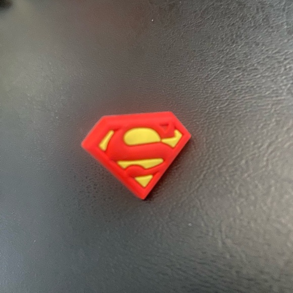 Superman Pin - Picture 1 of 1